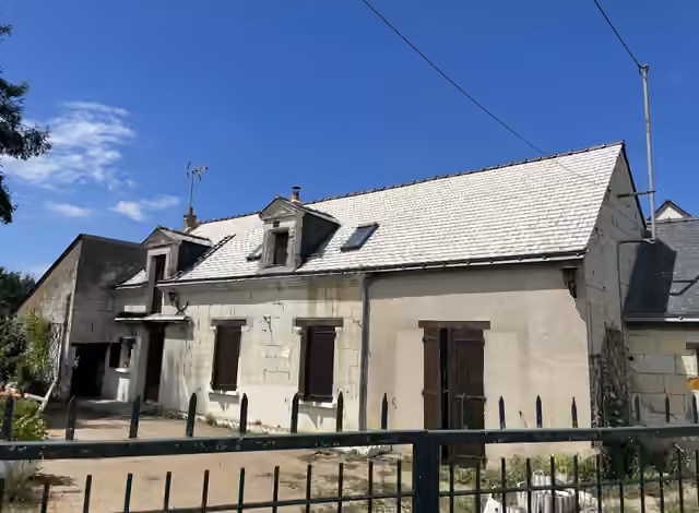 La même maison avant travaux, toiture ancienne blanchie par le lichen